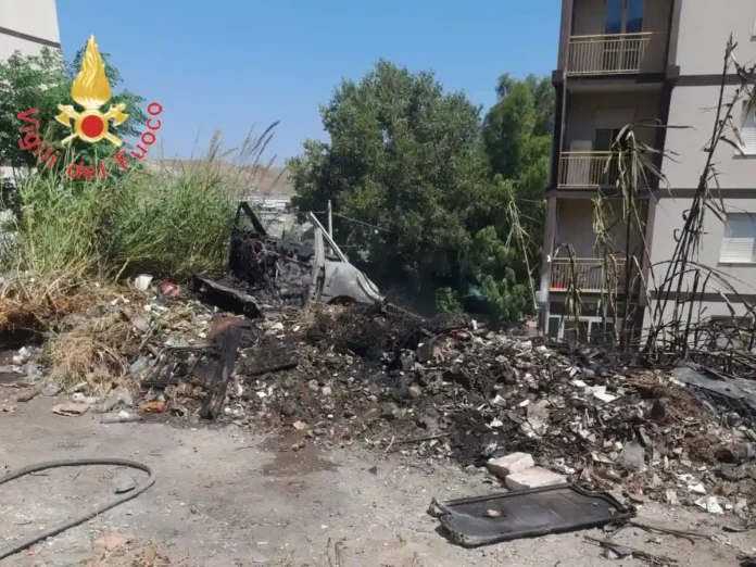 Resti carbonizzati e fumo residuo di un incendio in una discarica abusiva a Viale Isonzo, dopo l'intervento dei Vigili del Fuoco di Catanzaro